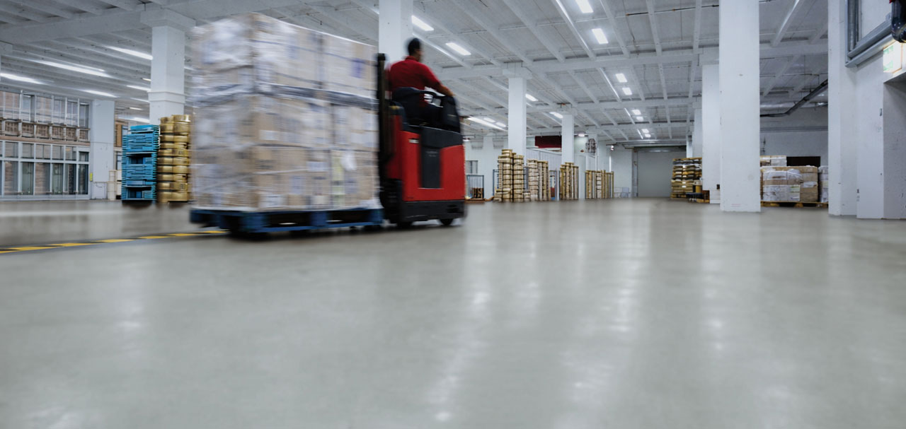 Fugenloser Epoxidharzboden in Industriehalle mit Stapler